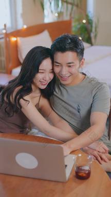 青年夫妇在家使用电脑